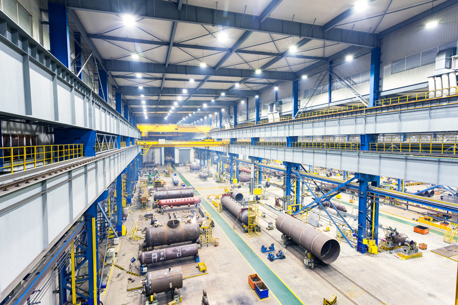 Intérieur usine avec beaucoup d’équipement